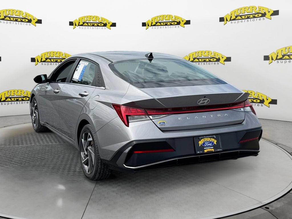 Used 2025 Hyundai Elantra SEL FWD image 4