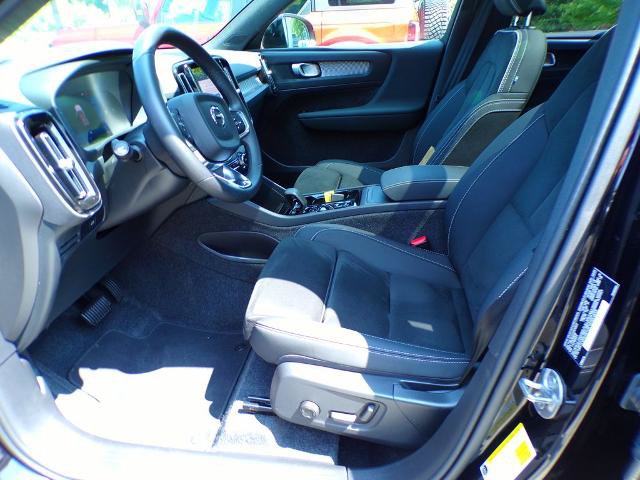 Used 2025 Volvo XC40 B5 Plus AWD/4WD image 17
