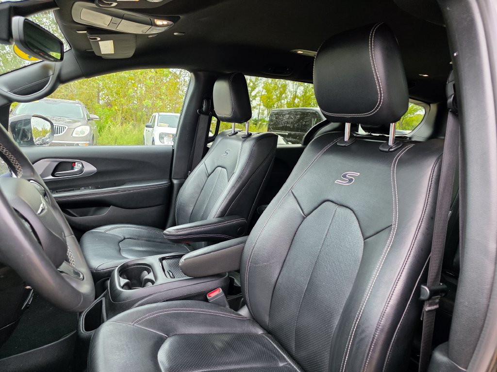 Used 2022 Chrysler Pacifica Touring-L w/ Uconnect Theater Family Group FWD image 18