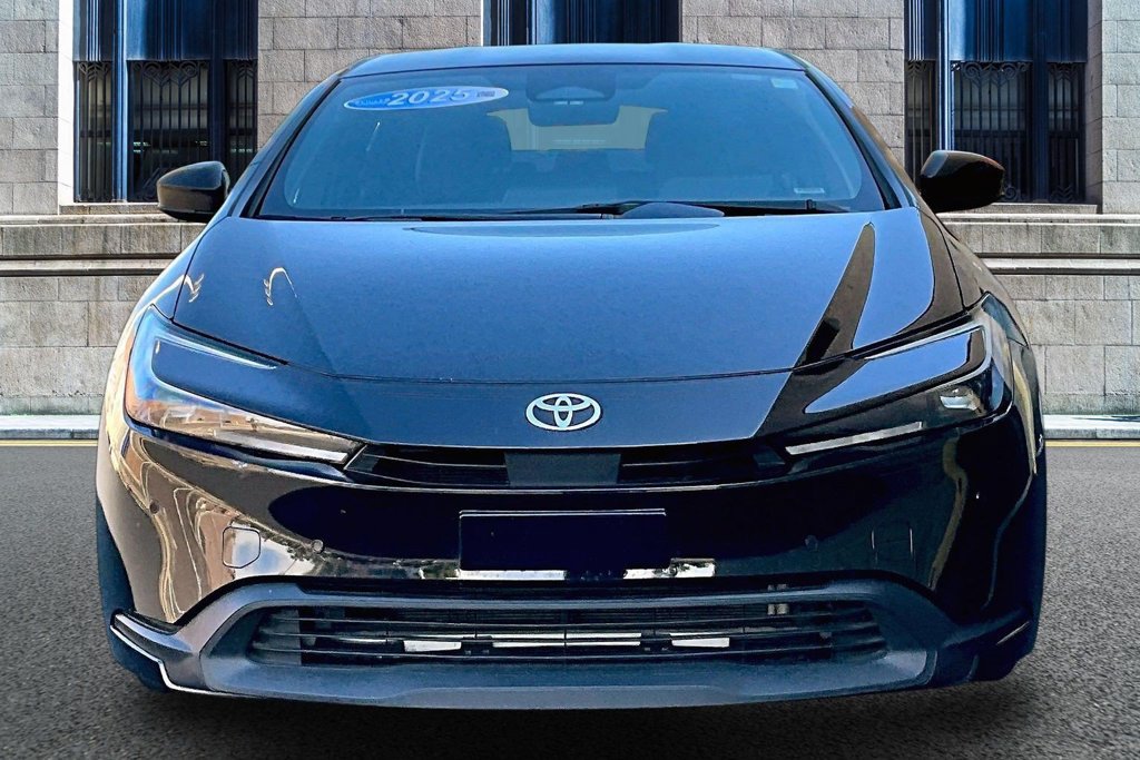 Used 2025 Toyota Prius LE FWD image 3