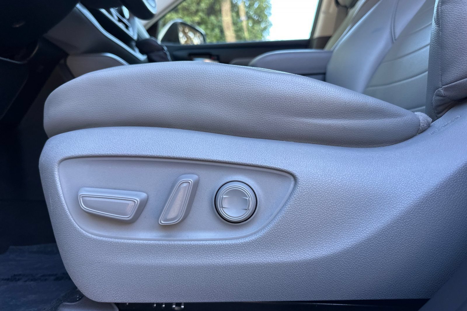 Used 2022 Toyota Highlander XLE AWD/4WD image 13