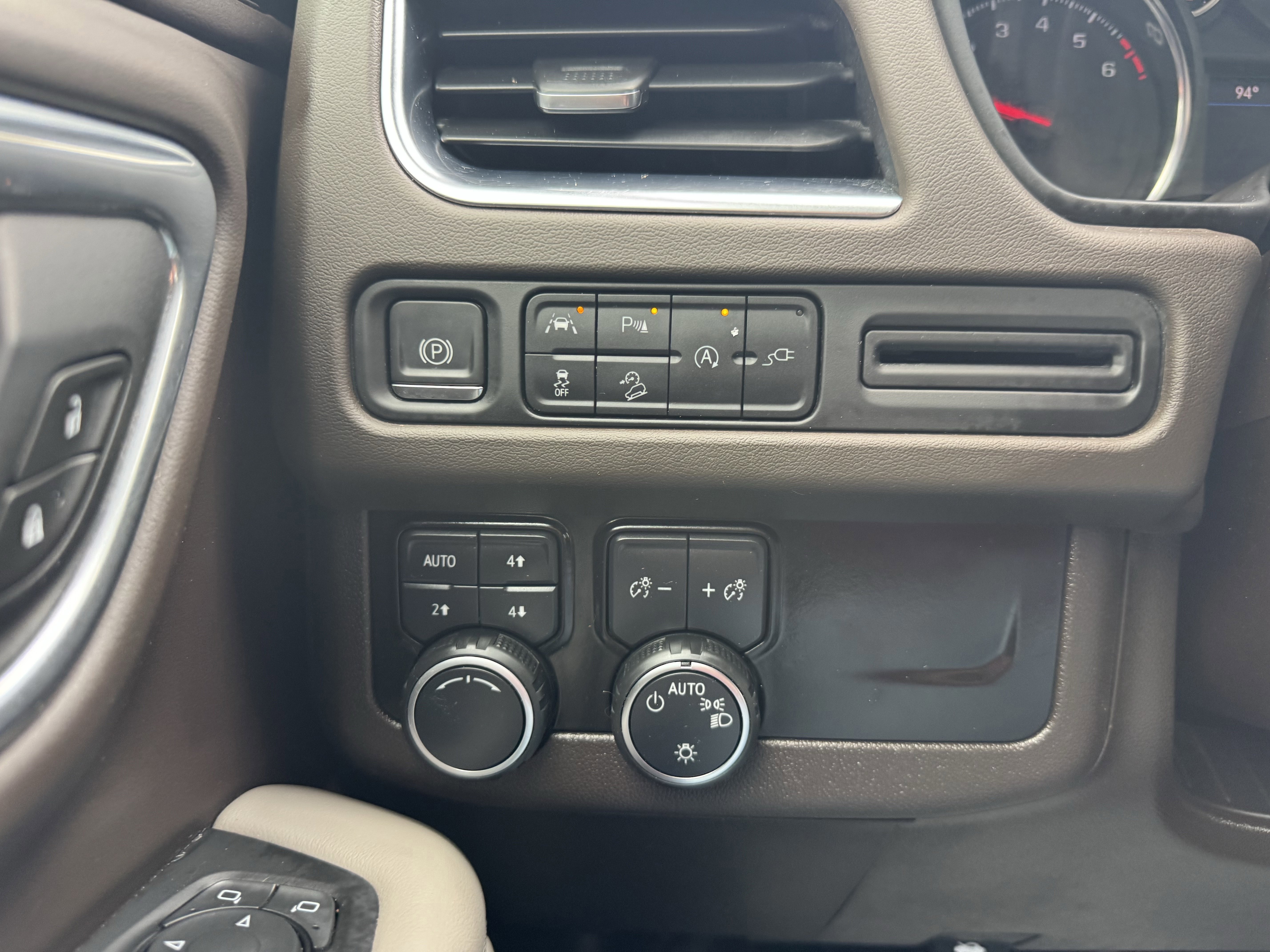 Used 2021 Chevrolet Tahoe Z71 w/ Luxury Package AWD/4WD image 20