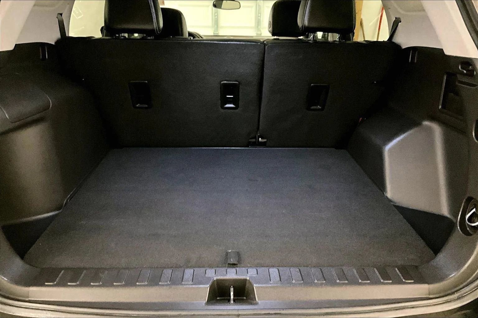 Used 2024 GMC Terrain SLT image 33