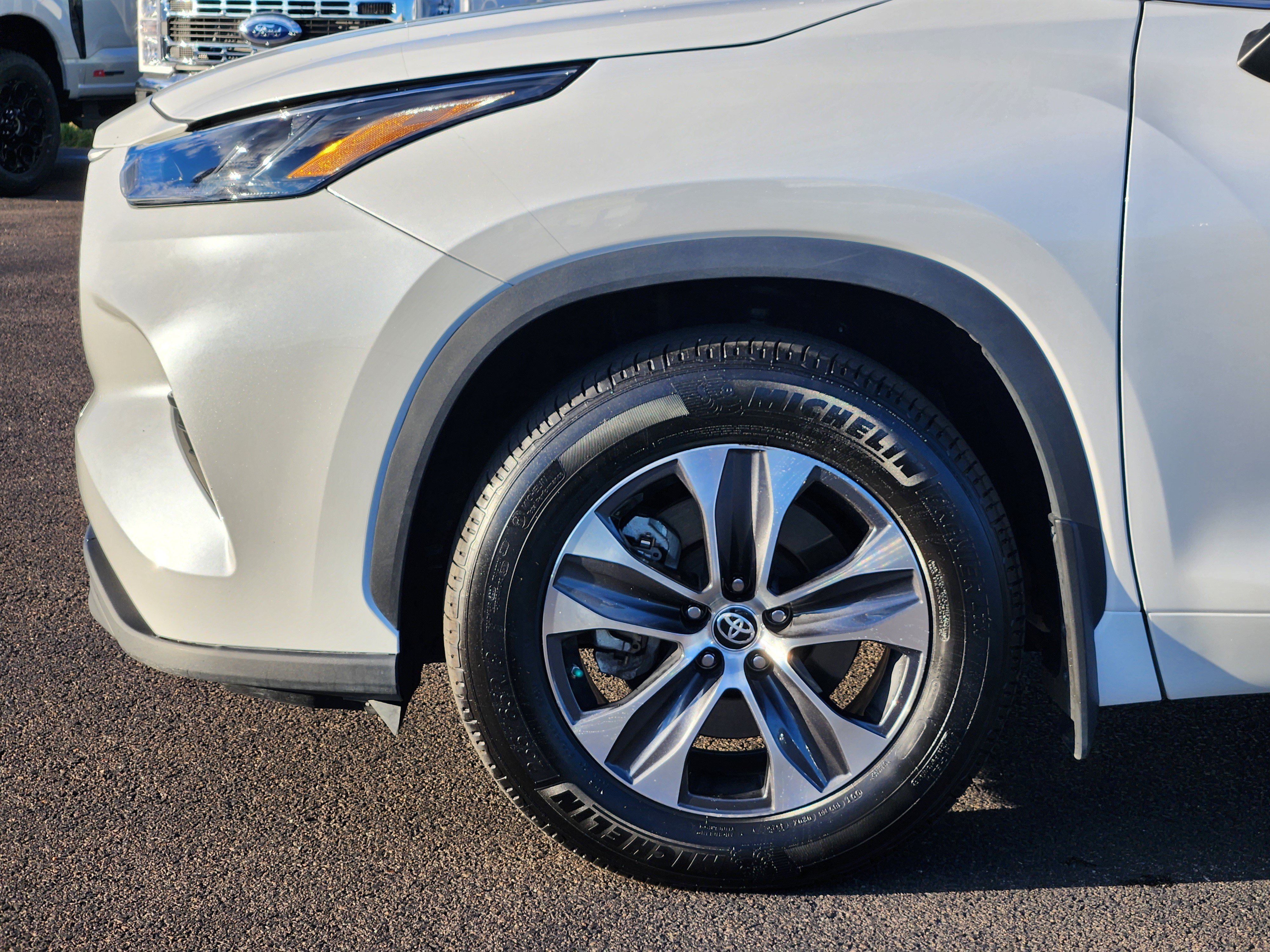 Used 2023 Toyota Highlander XLE AWD/4WD image 7