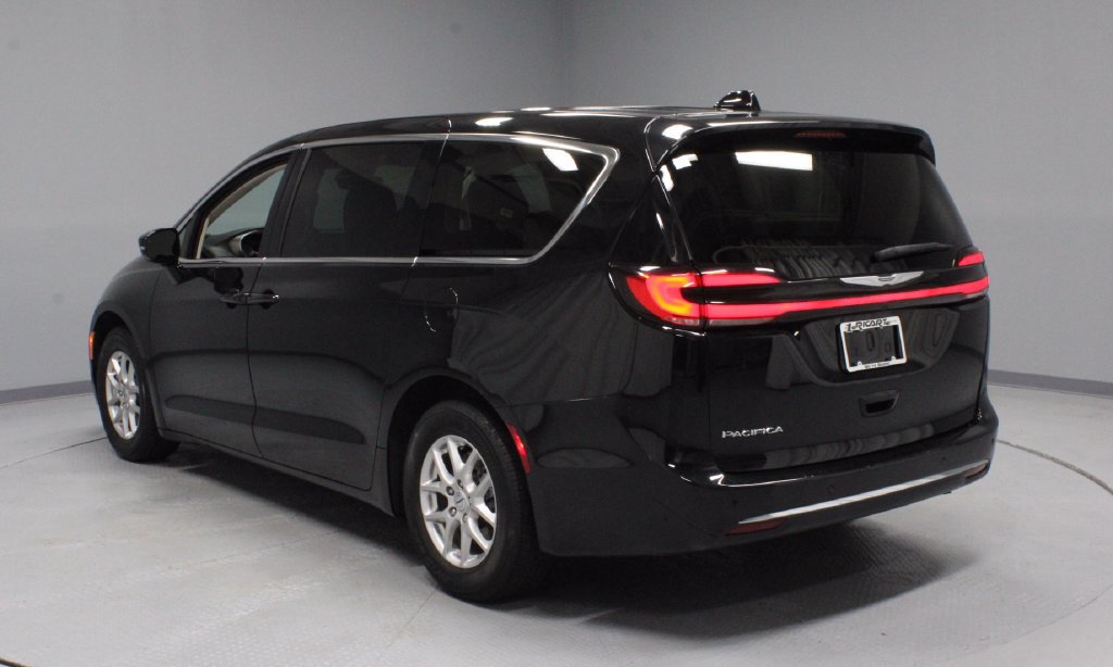 Used 2024 Chrysler Pacifica Touring-L FWD image 8