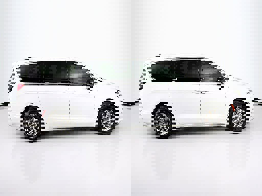 Used 2024 Chrysler Pacifica Touring-L image 26