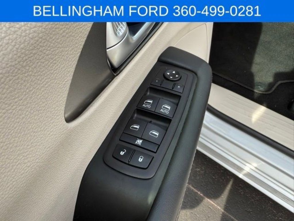 Used 2024 Chrysler Pacifica Touring-L image 18