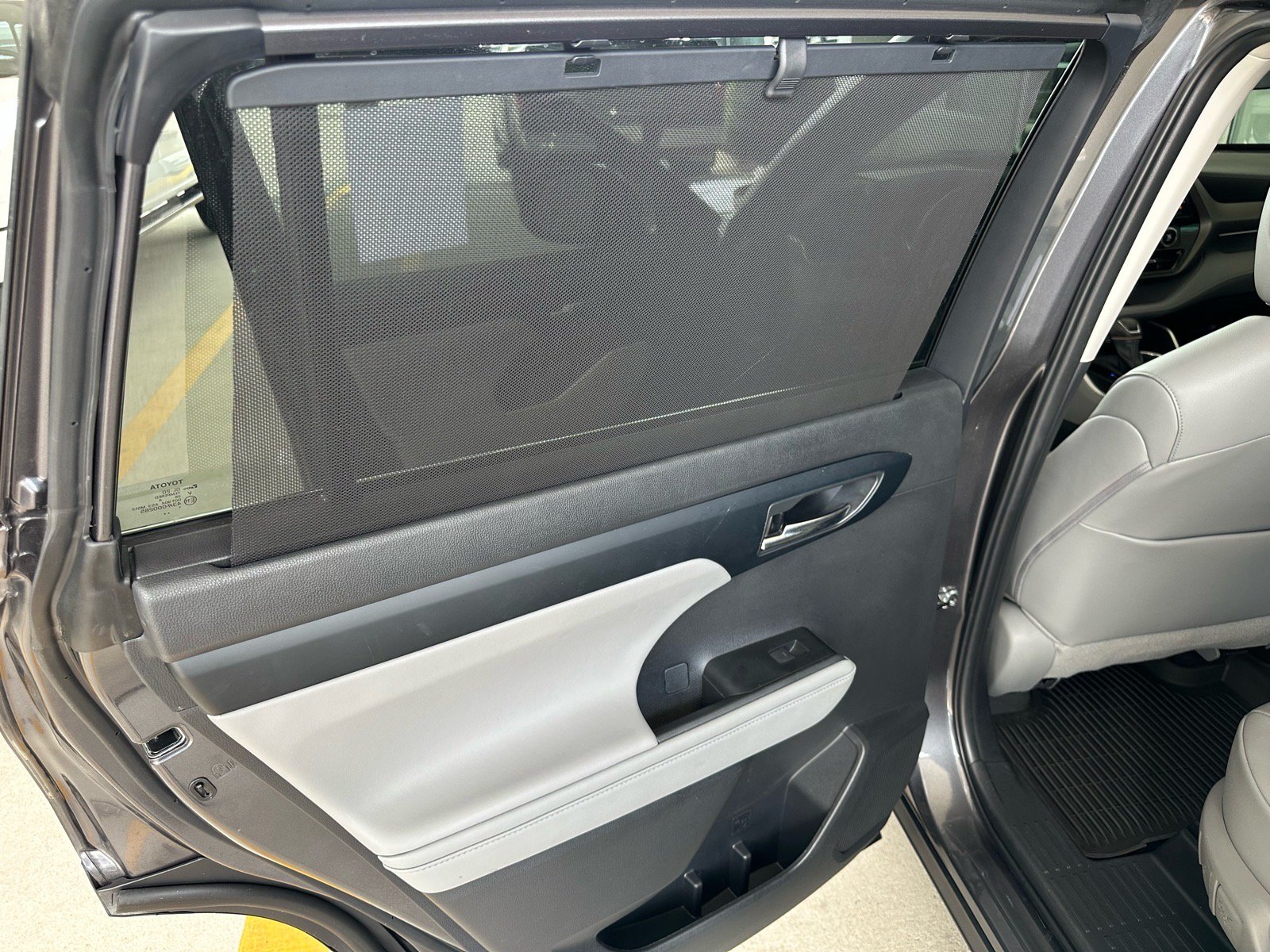 Used 2024 Toyota Highlander XLE AWD/4WD image 25