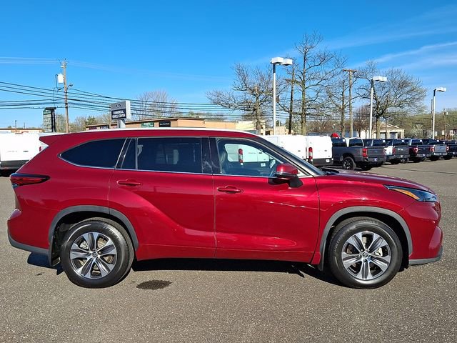 Used 2022 Toyota Highlander XLE AWD/4WD image 7