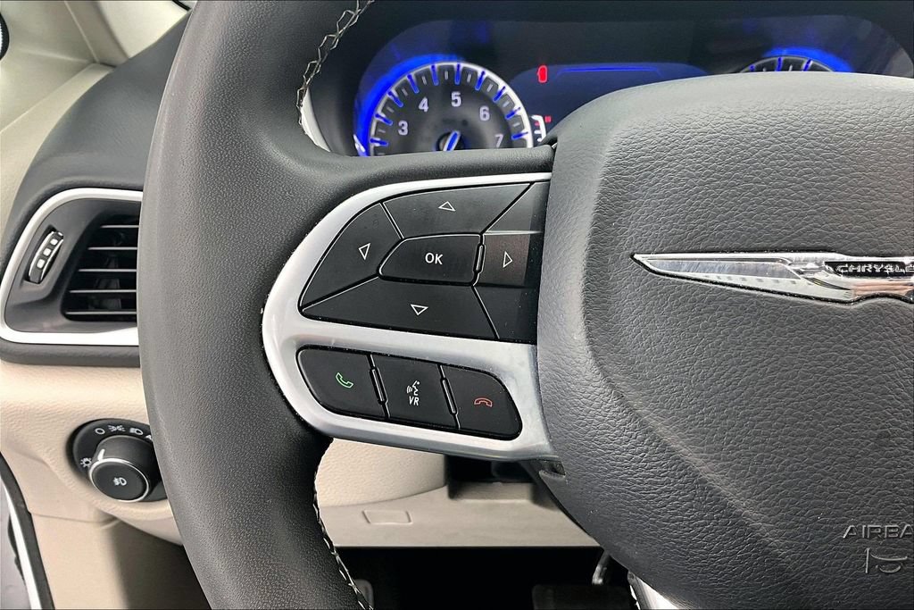 Used 2024 Chrysler Pacifica Touring-L FWD image 18