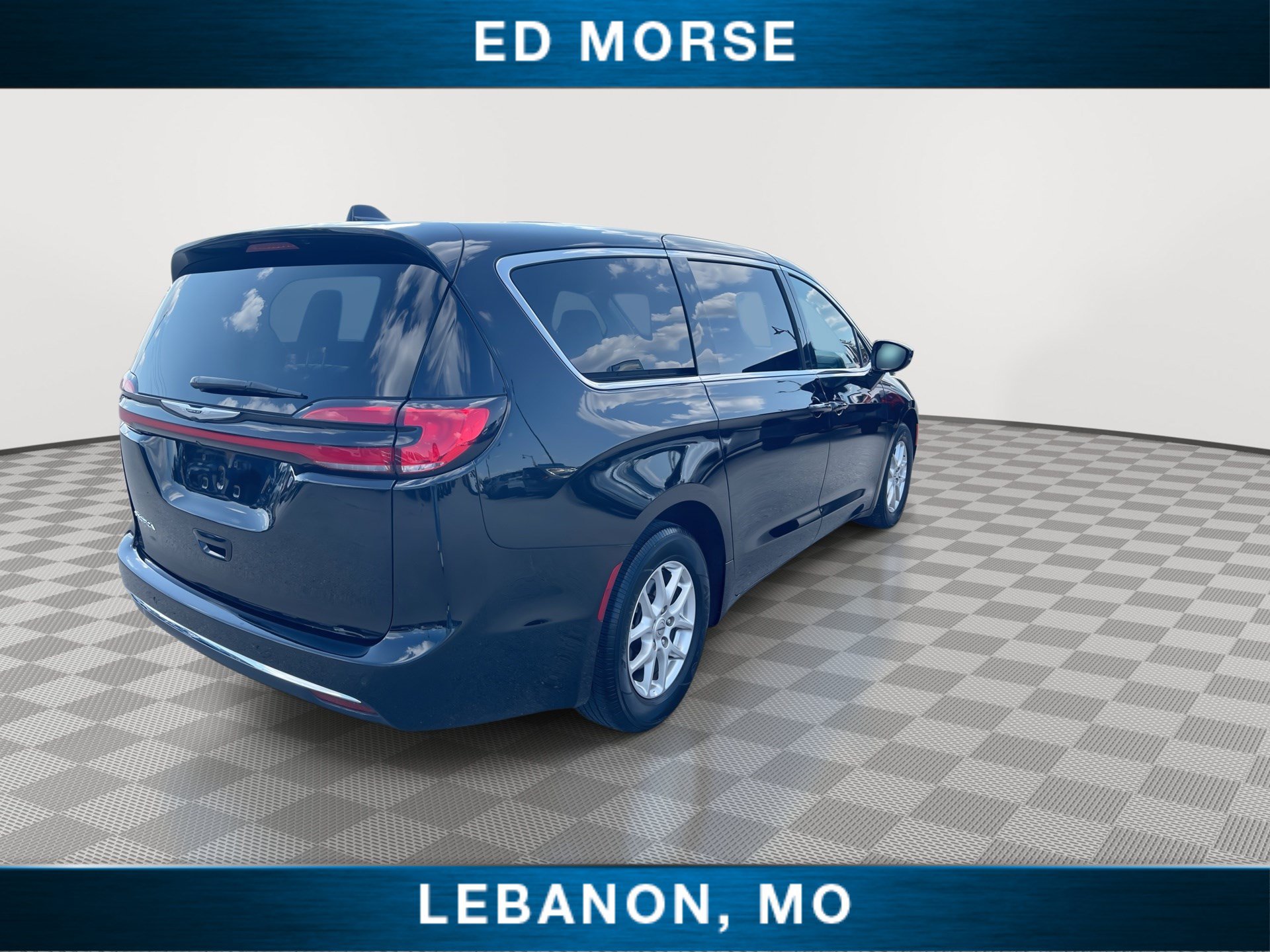 Used 2025 Chrysler Pacifica Select FWD image 8