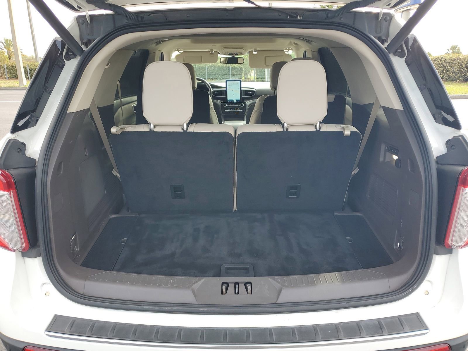 Certified 2022 Ford Explorer Platinum w/ Equipment Group 601A image 8