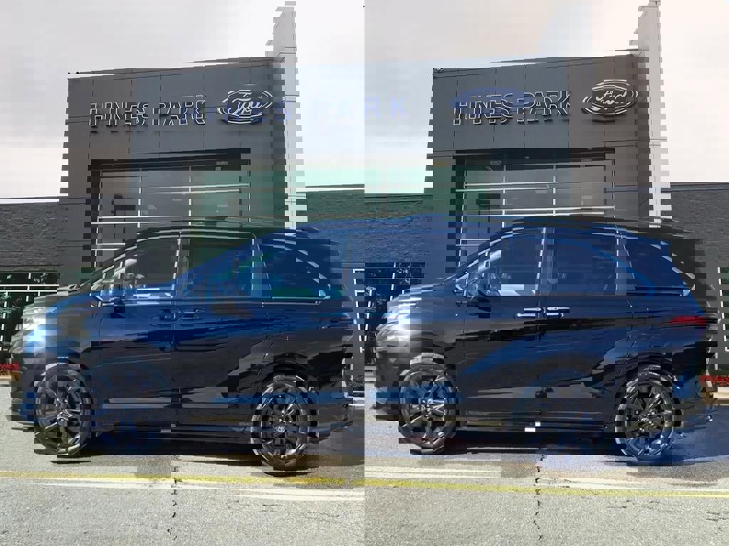 Used 2022 Toyota Sienna XSE image 2