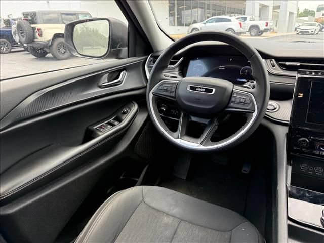 Used 2023 Jeep Grand Cherokee Laredo RWD image 11