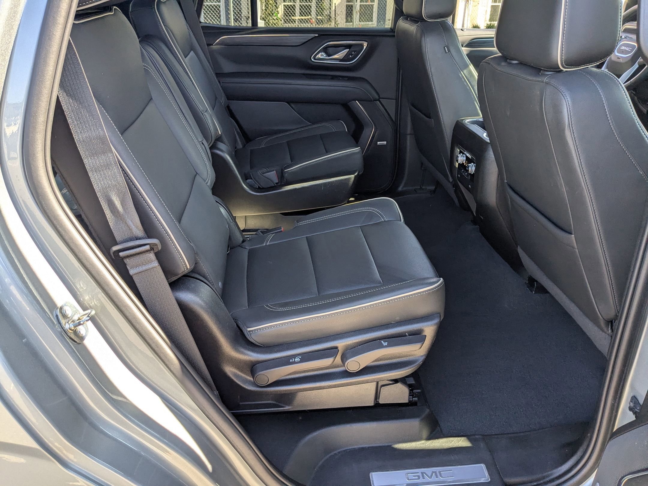 Used 2023 GMC Yukon SLT image 37