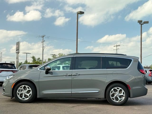 Used 2023 Chrysler Pacifica Limited FWD image 36