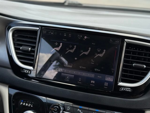Used 2023 Chrysler Pacifica Touring-L FWD image 23
