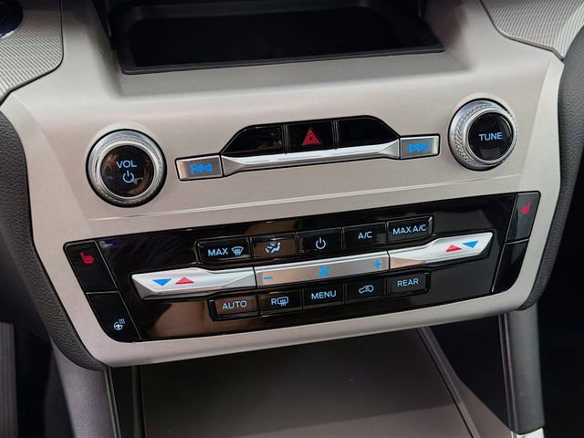 Certified 2022 Ford Explorer XLT w/ Equipment Group 202A image 19