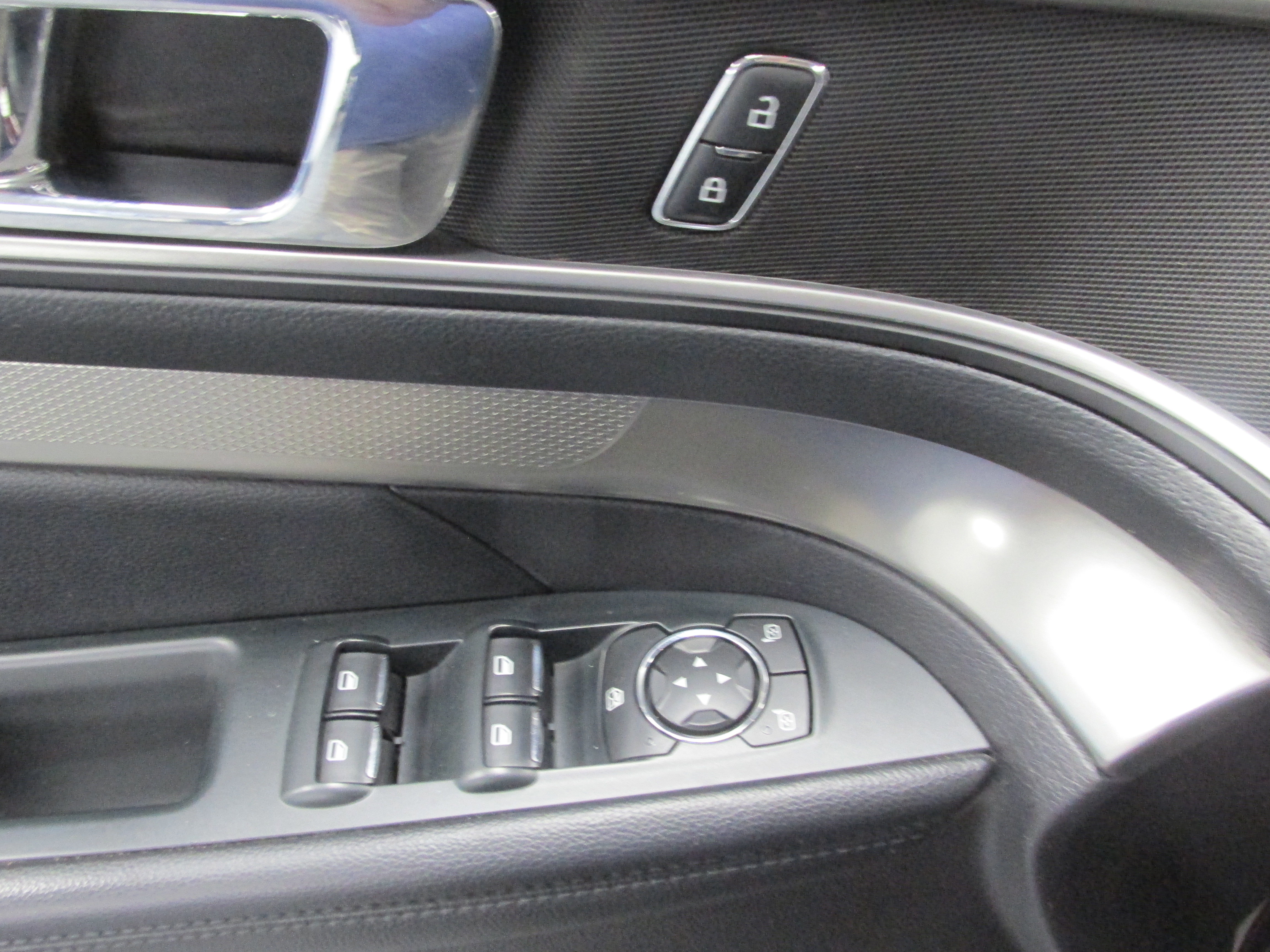 Certified 2019 Ford Explorer XLT w/ Equipment Group 202A image 34