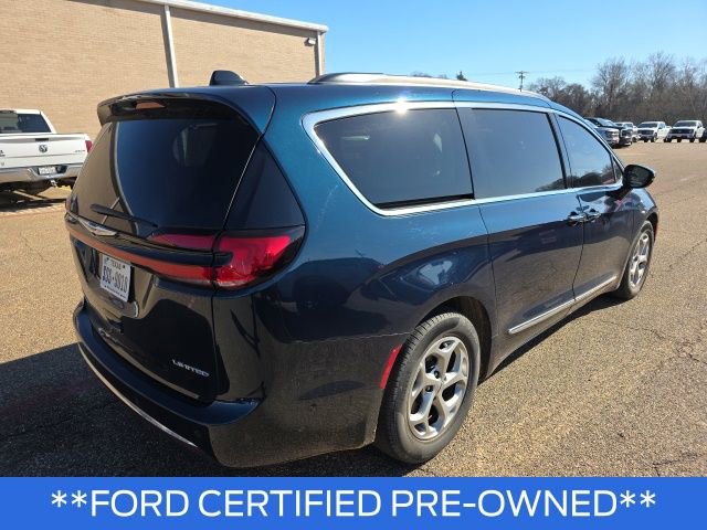 Used 2023 Chrysler Pacifica Limited w/ Uconnect Theater Family Group image 7