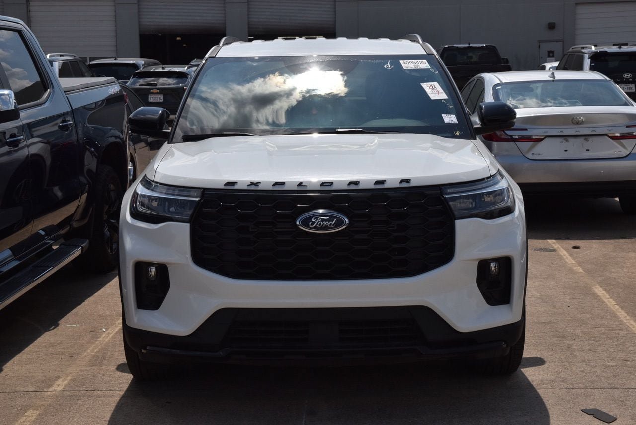 Certified 2025 Ford Explorer ST-Line RWD image 3