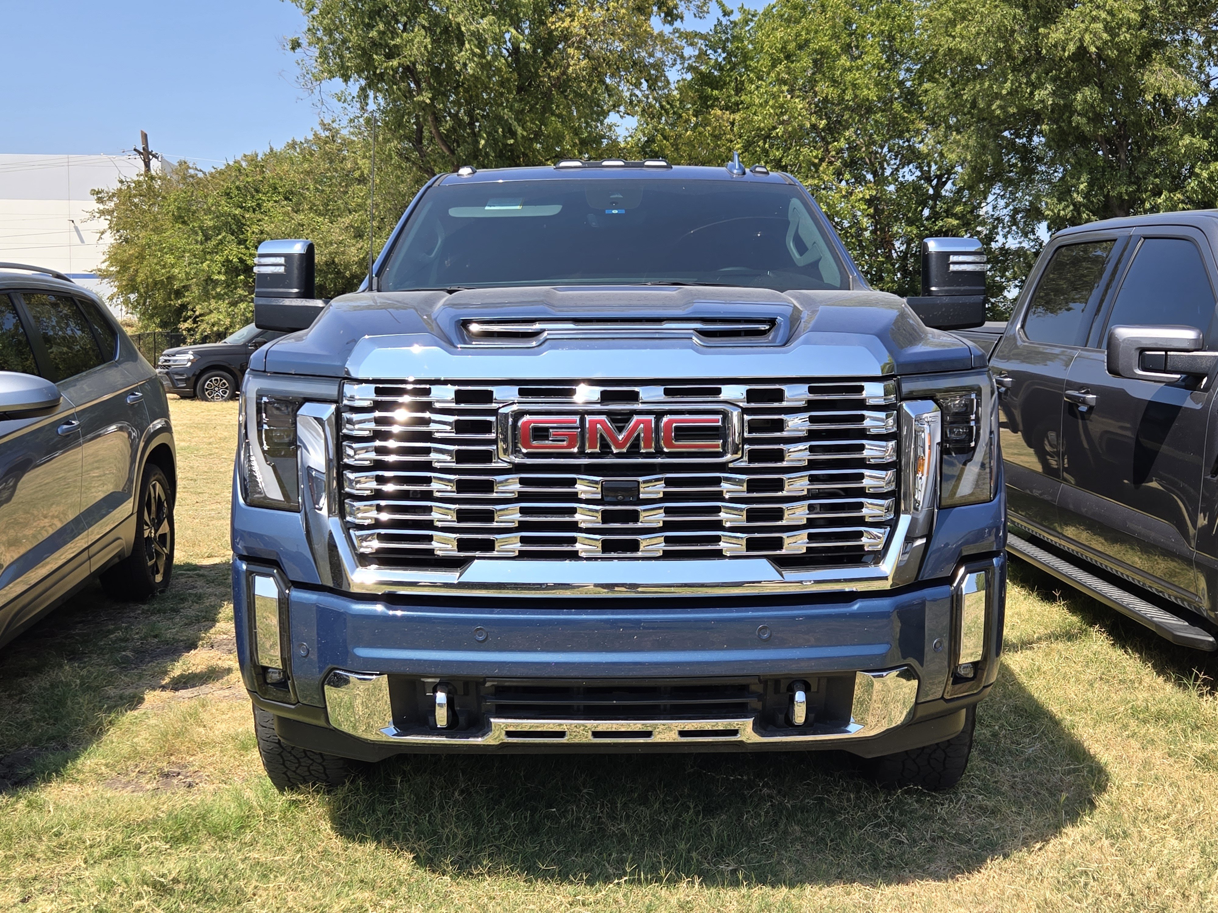 Used 2025 GMC Sierra 2500 Denali w/ Denali Reserve Package AWD/4WD image 2
