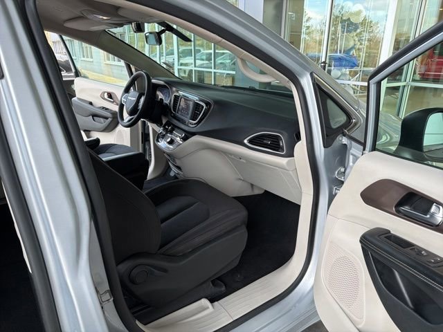 Used 2022 Chrysler Voyager LX image 17