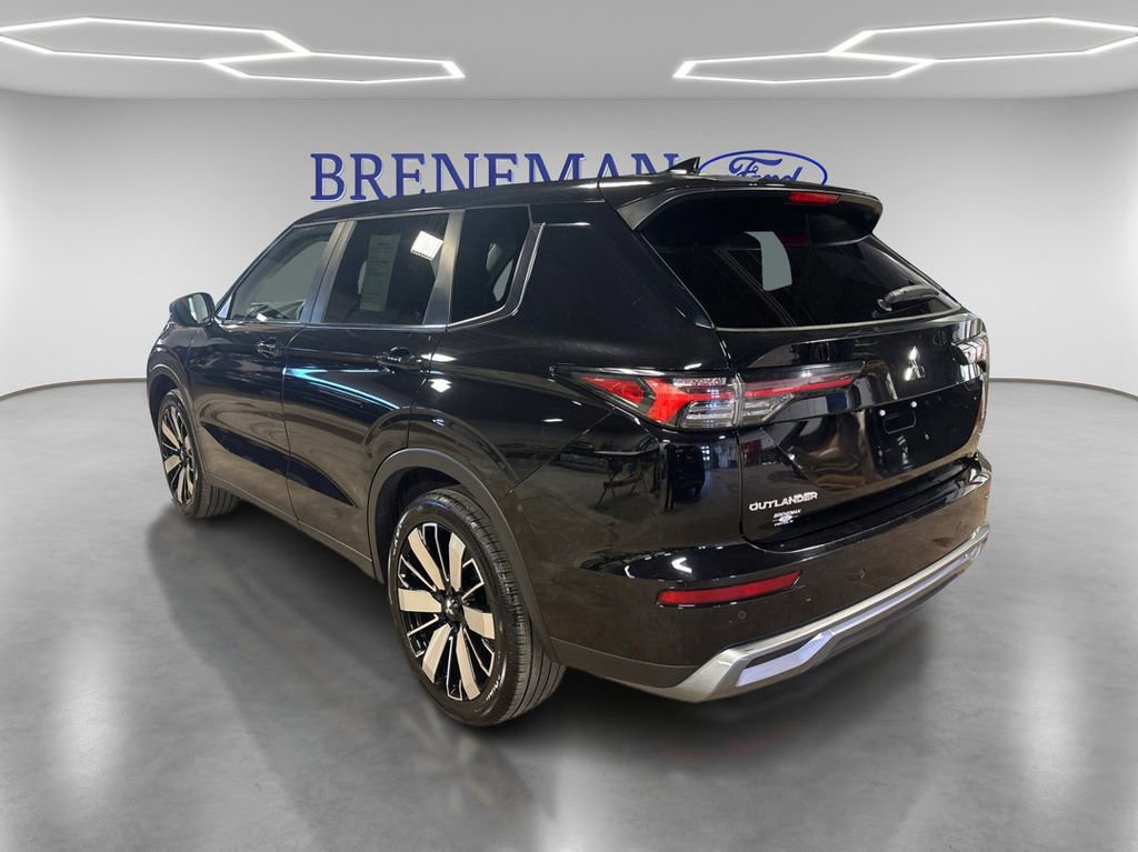 Used 2025 Mitsubishi Outlander SE image 3