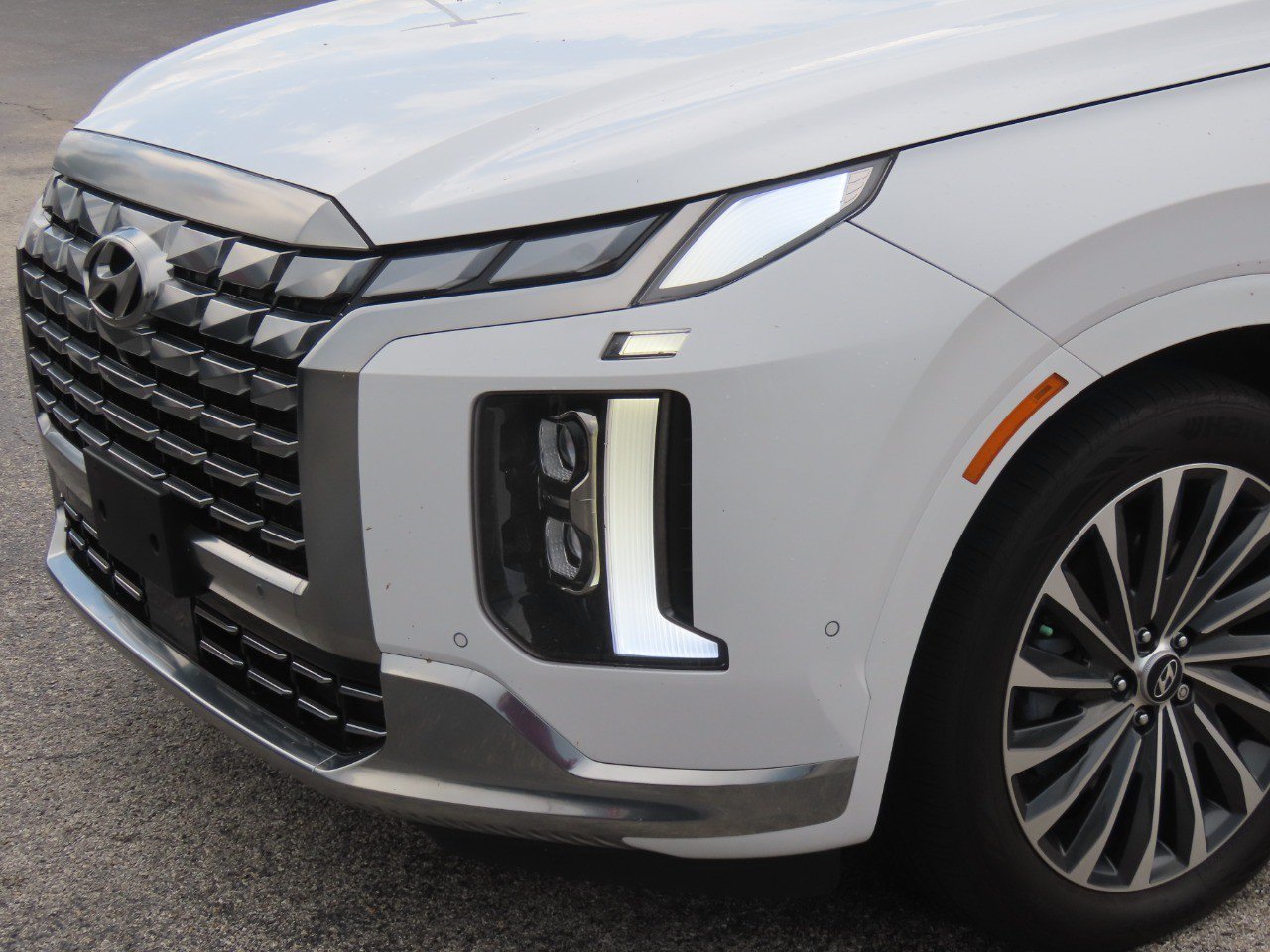 Used 2025 Hyundai Palisade Calligraphy FWD image 3