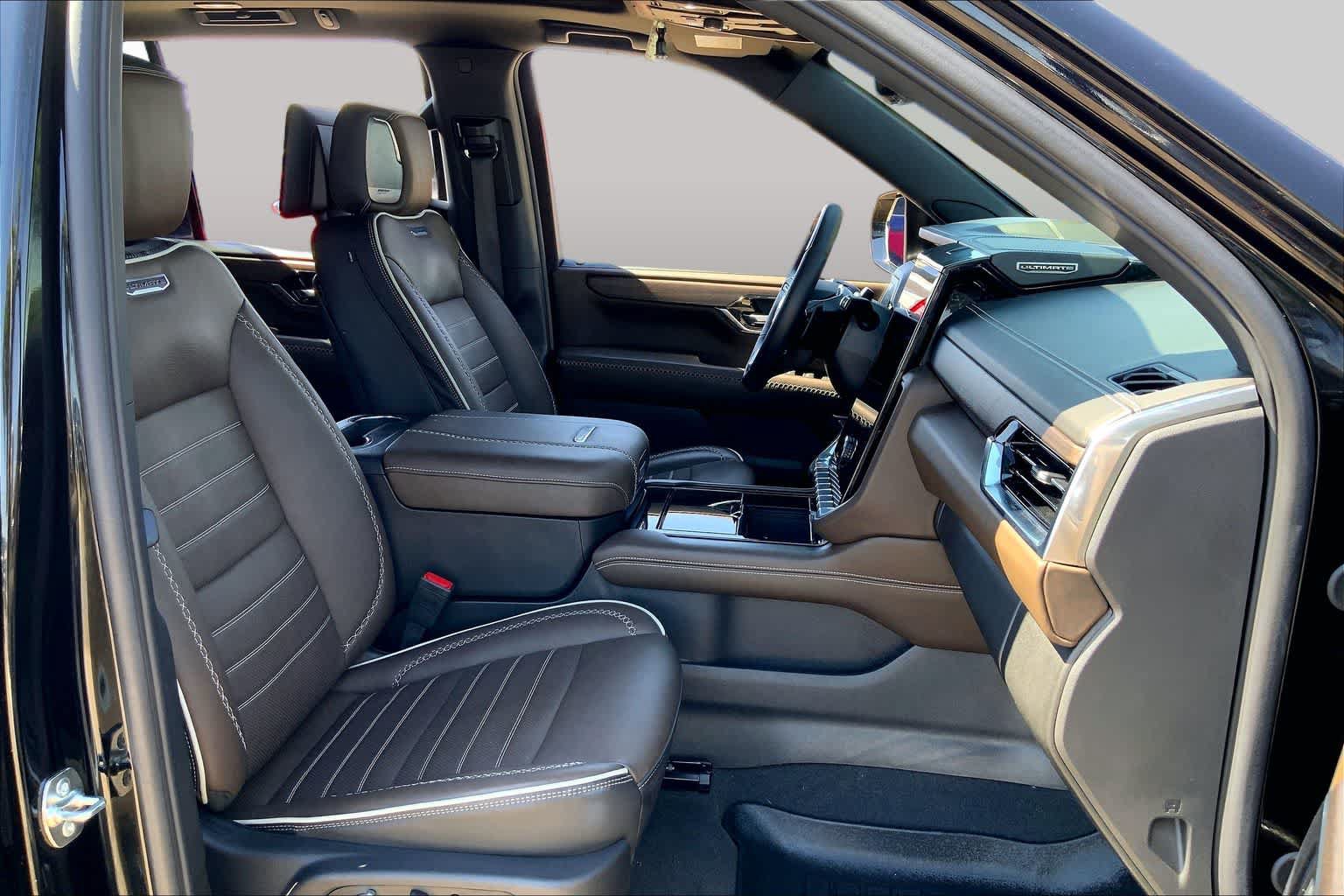 Used 2025 GMC Yukon Denali Ultimate AWD/4WD image 9