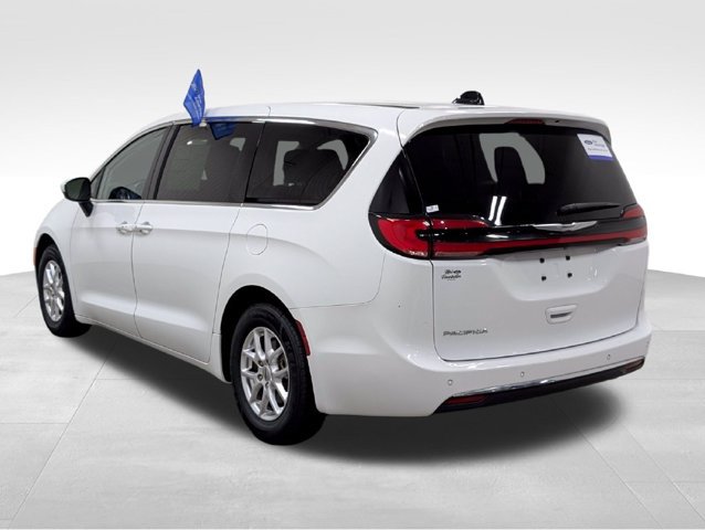 Used 2023 Chrysler Pacifica Touring-L FWD image 21