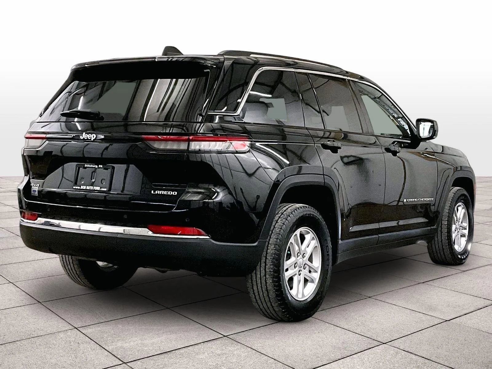 Used 2023 Jeep Grand Cherokee Laredo AWD/4WD image 11