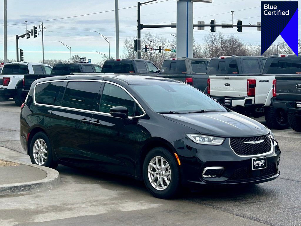 Used 2025 Chrysler Pacifica Select