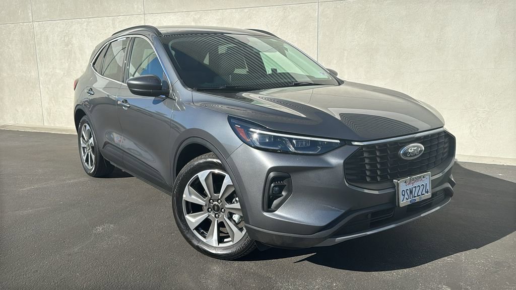 Certified 2025 Ford Escape Platinum image 1