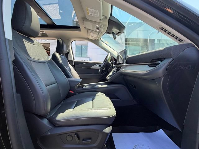 Certified 2025 Ford Explorer Active w/ Active Comfort Package AWD/4WD image 34