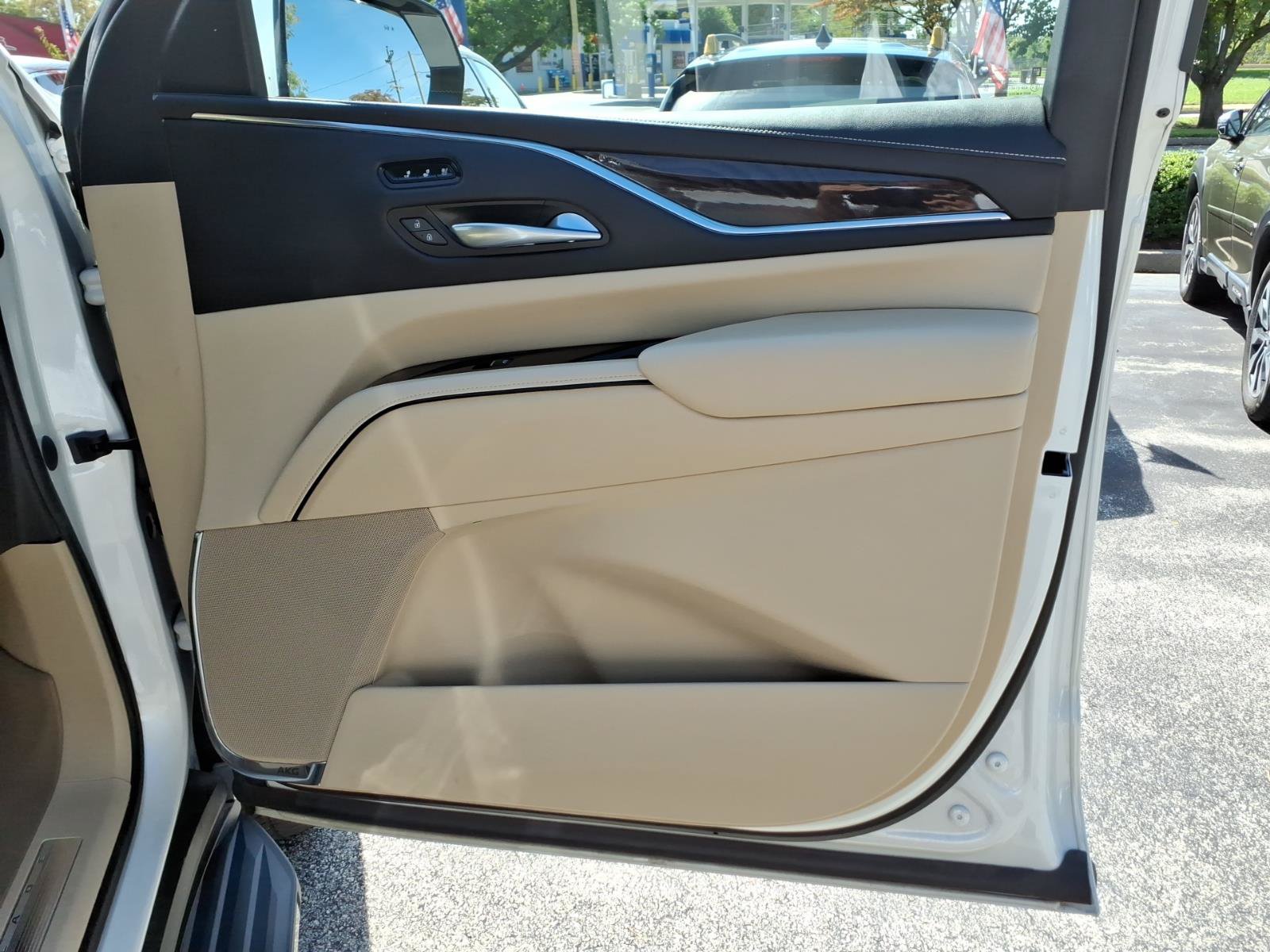 Used 2023 Cadillac Escalade Premium Luxury AWD/4WD image 34