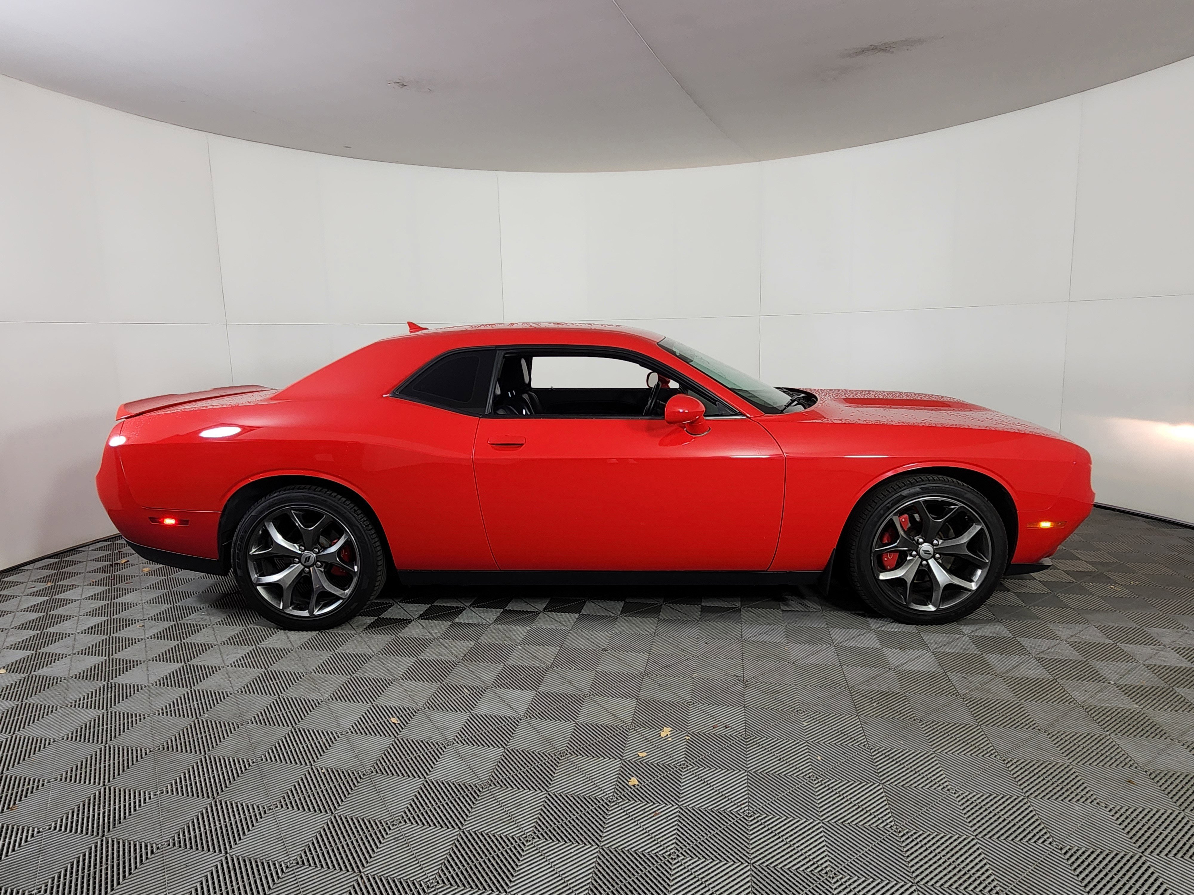 Used 2017 Dodge Challenger SXT Plus image 6
