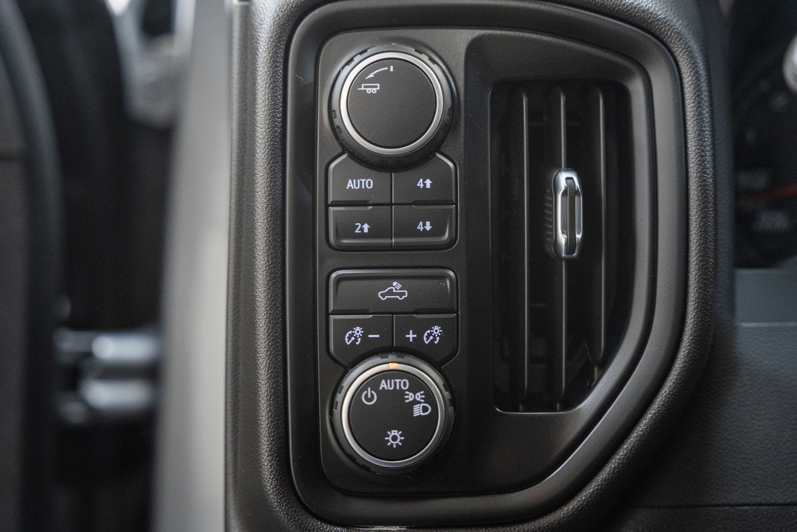 Used 2025 Chevrolet Silverado 1500 Custom Trail Boss w/ Dark Appearance Package AWD/4WD image 46
