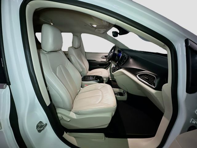 Used 2020 Chrysler Pacifica Touring-L image 25