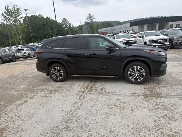 Used 2024 Toyota Highlander XLE AWD/4WD image 6