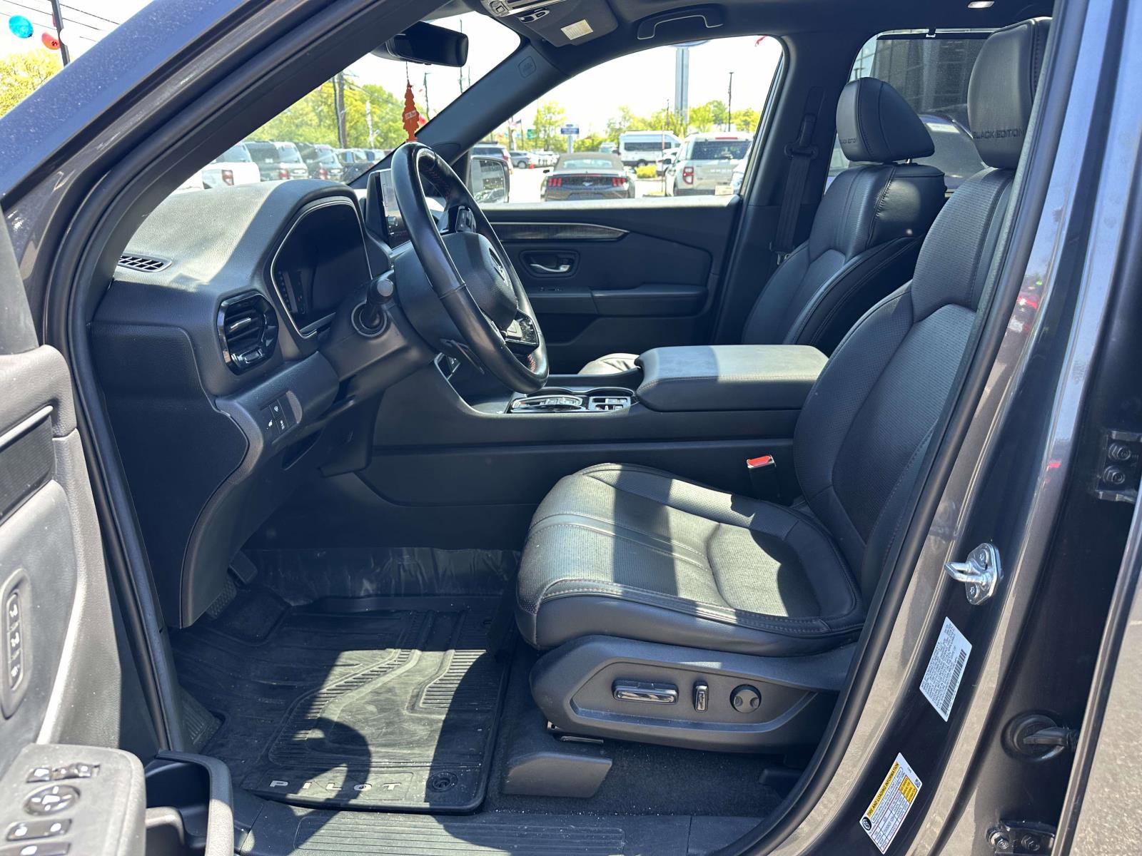 Used 2025 Honda Pilot Black Edition image 17