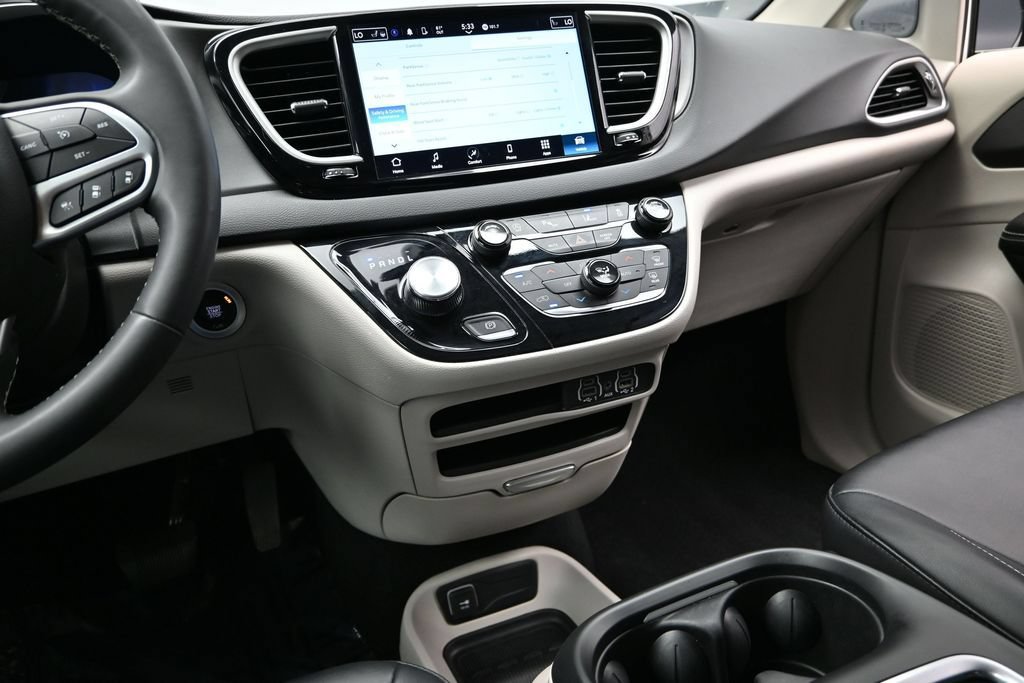 Used 2024 Chrysler Pacifica Touring-L FWD image 43