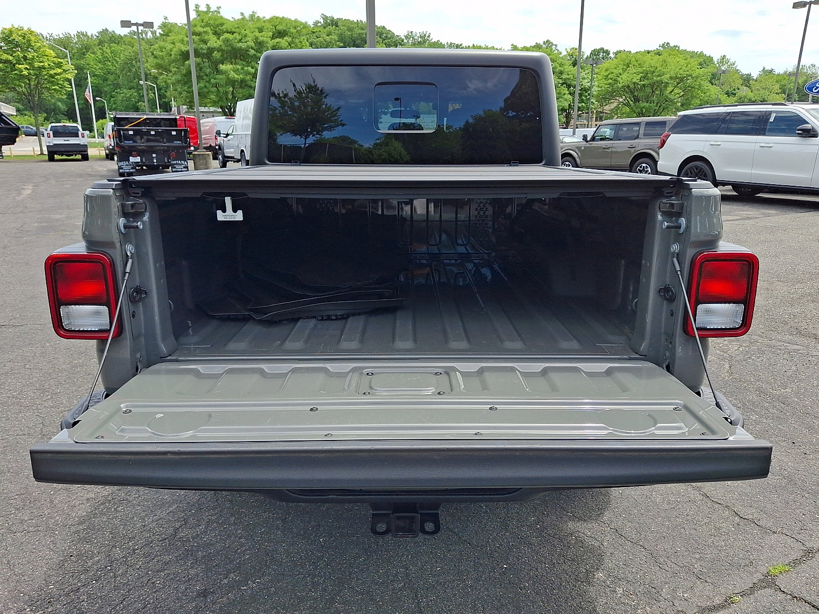 Used 2023 Jeep Gladiator Sport AWD/4WD image 29