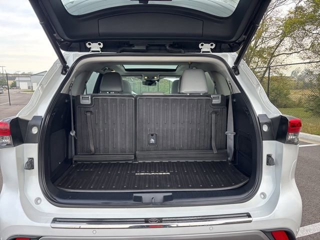 Used 2022 Toyota Highlander Platinum image 11