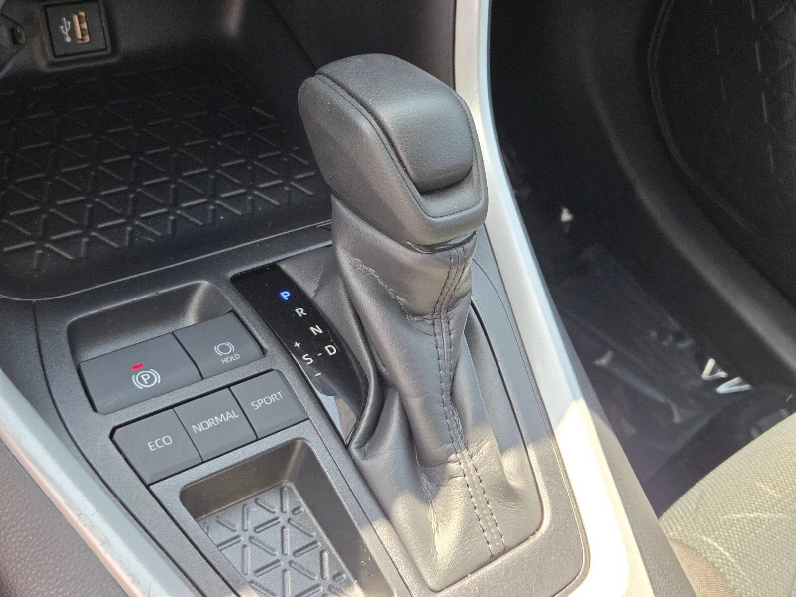 Used 2025 Toyota RAV4 XLE FWD image 23
