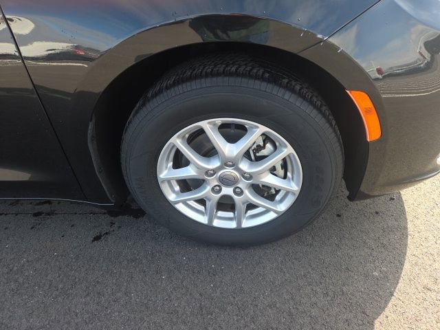 Used 2023 Chrysler Pacifica Touring-L image 8