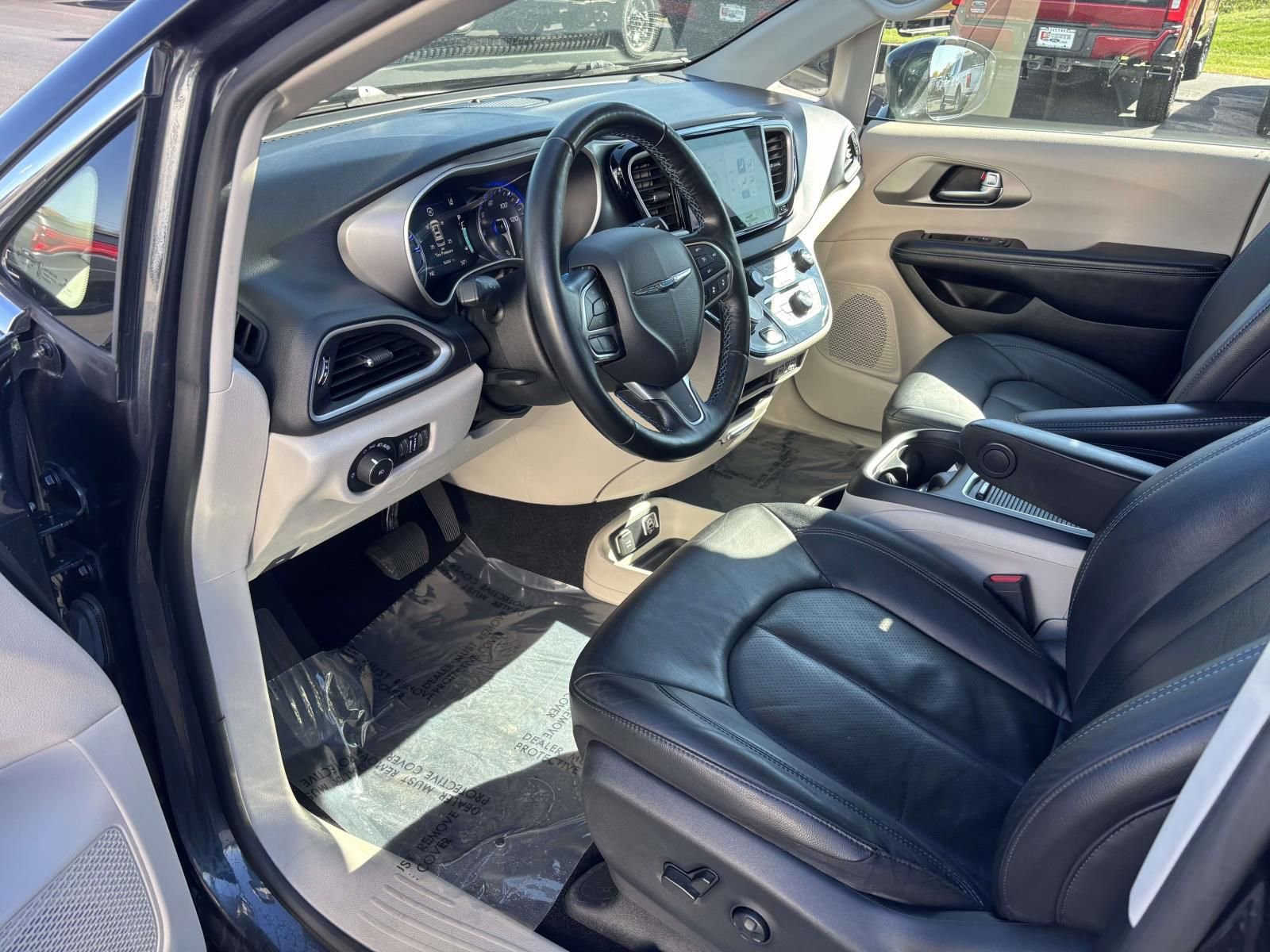 Used 2021 Chrysler Pacifica Touring-L image 26