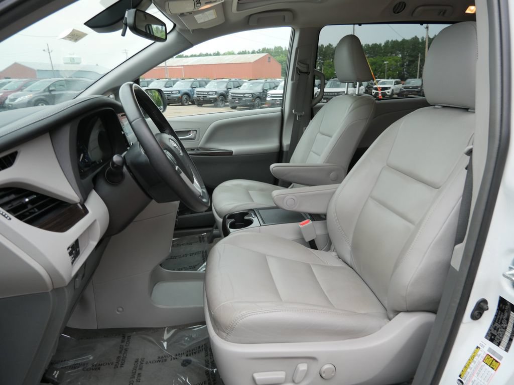 Used 2018 Toyota Sienna XLE w/ XLE Navigation Package AWD/4WD image 17