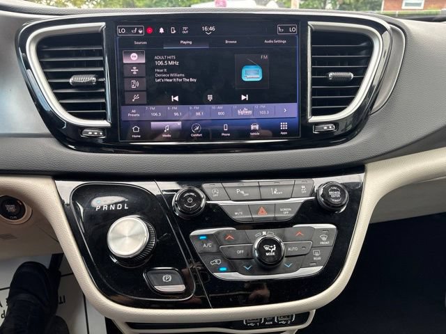 Used 2023 Chrysler Pacifica Touring-L FWD image 22