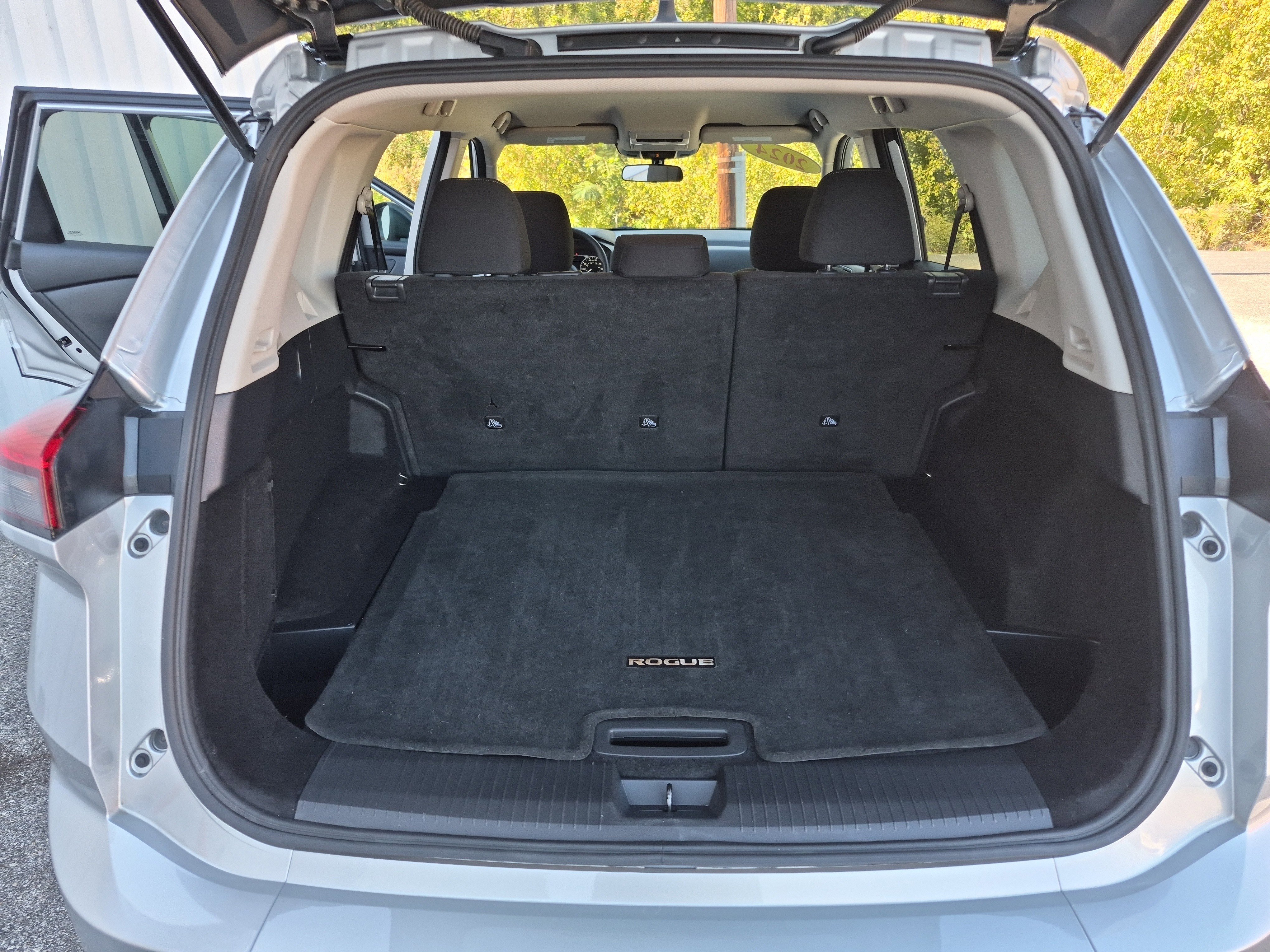 Used 2024 Nissan Rogue S image 15